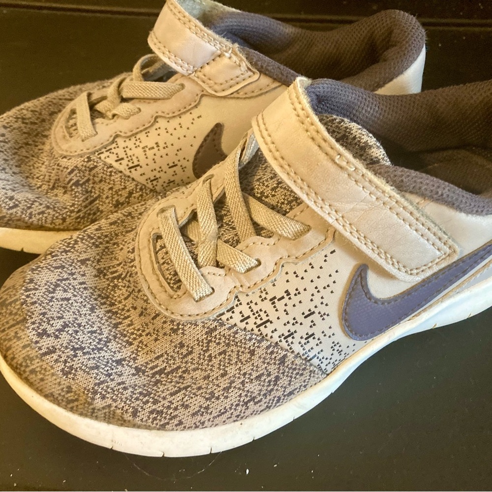 Kids Nike Sneakers Size 1 - Picture 4 of 5